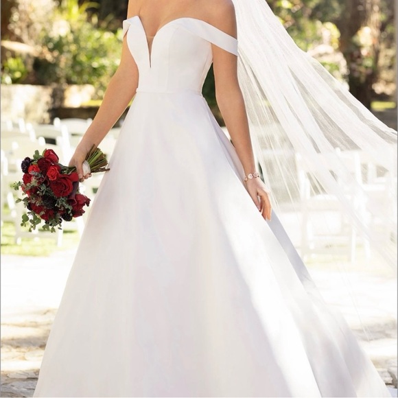 Elegant Off-Shoulder White Wedding Dress - Picture 4 of 9